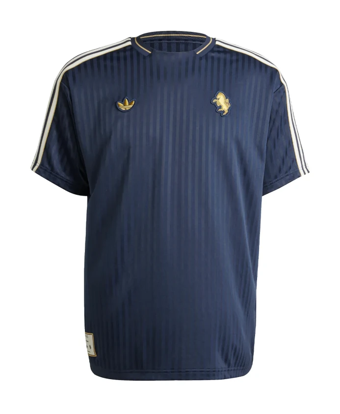 Футболка с изображением легенды и символикой трибуны «Ювентуса» Adidas, синий
Футболка с изображением легенды и символикой трибуны «Ювентуса» Adidas, синий