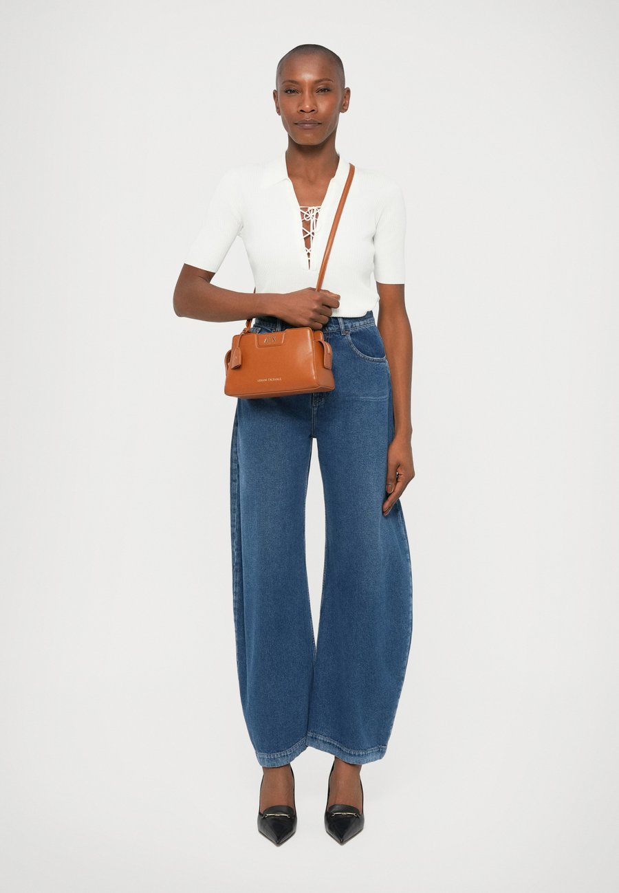 Сумка кросс-боди Armani Exchange AMELIE MESSENGER BAG, Glazed Ginger/Brown
Сумка кросс-боди Armani Exchange AMELIE MESSENGER BAG, Glazed Ginger/Brown