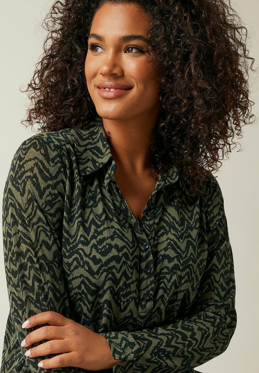 Блуза HALF PLACKET Evans, зеленый
Блуза HALF PLACKET Evans, зеленый