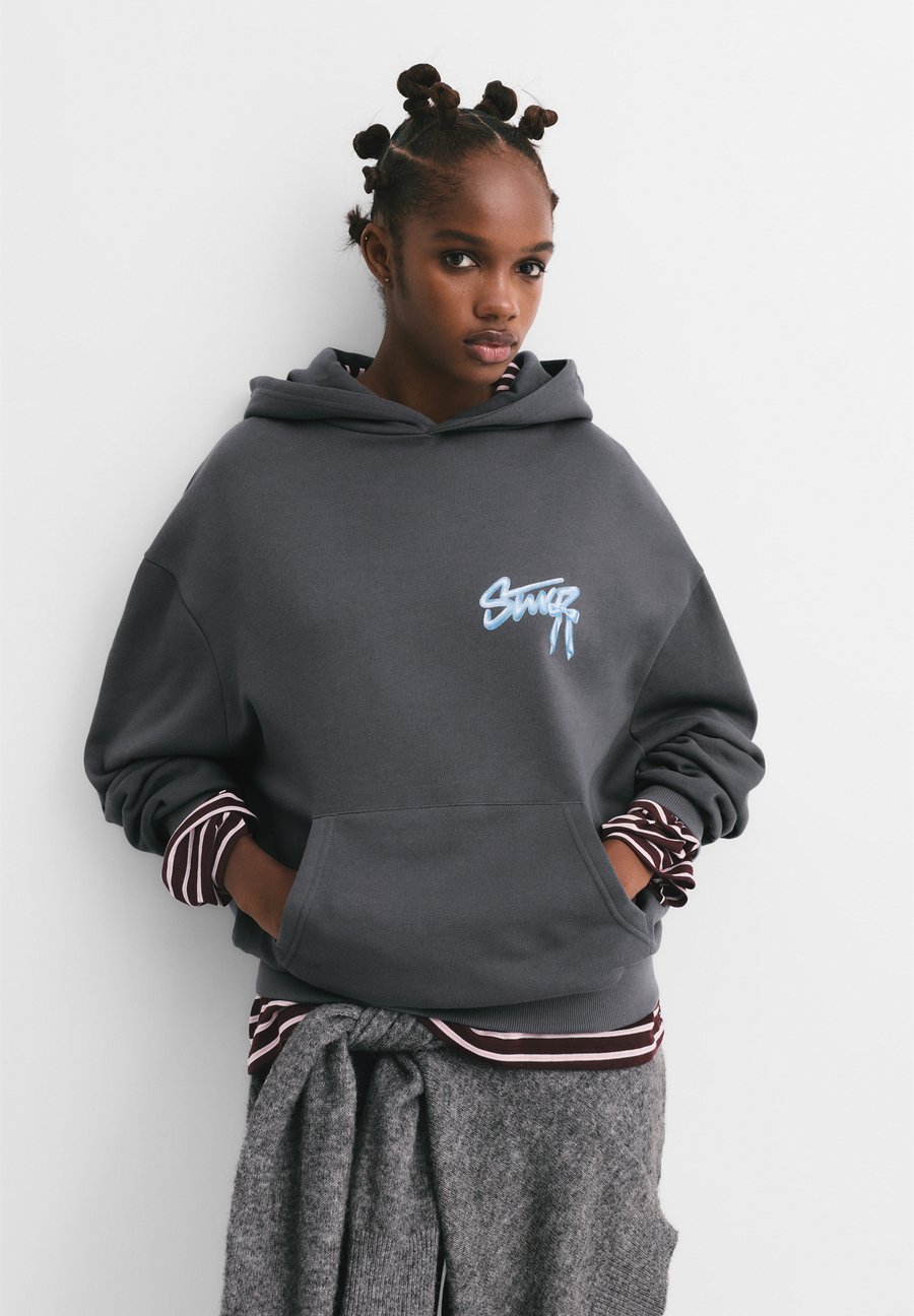 Худи PULL&BEAR BOW, Dark Grey
Худи PULL&BEAR BOW, Dark Grey