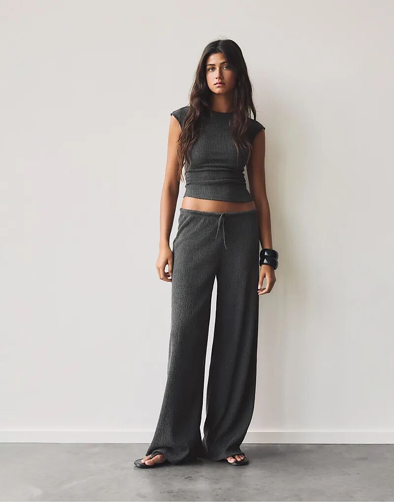 Широкие креповые брюки Pull&Bear серого цвета
Широкие креповые брюки Pull&Bear серого цвета