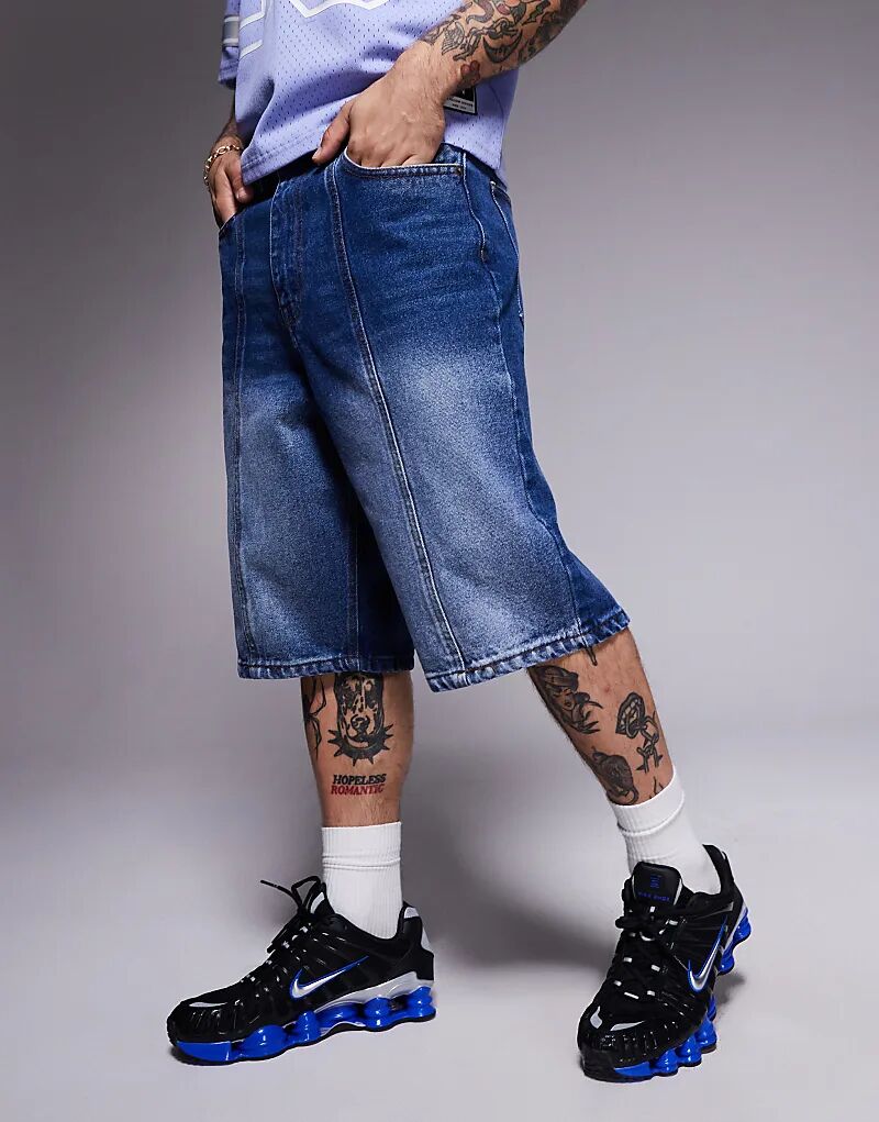 Джинсовые шорты с боковыми швами и вышивкой на заднем кармане, средне-синего цвета.
Джинсовые шорты с боковыми швами и вышивкой на заднем кармане, средне-синего цвета.