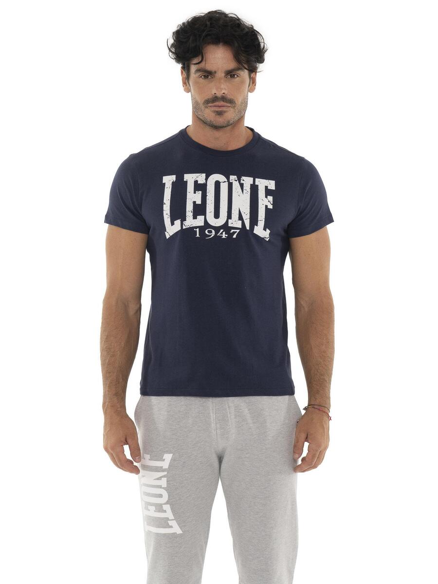 LEONE 1947 APPAREL Мужская футболка с короткими рукавами и винтажным принтом логотипа Iconic Vintage.
LEONE 1947 APPAREL Мужская футболка с короткими рукавами и винтажным принтом логотипа Iconic Vintage.