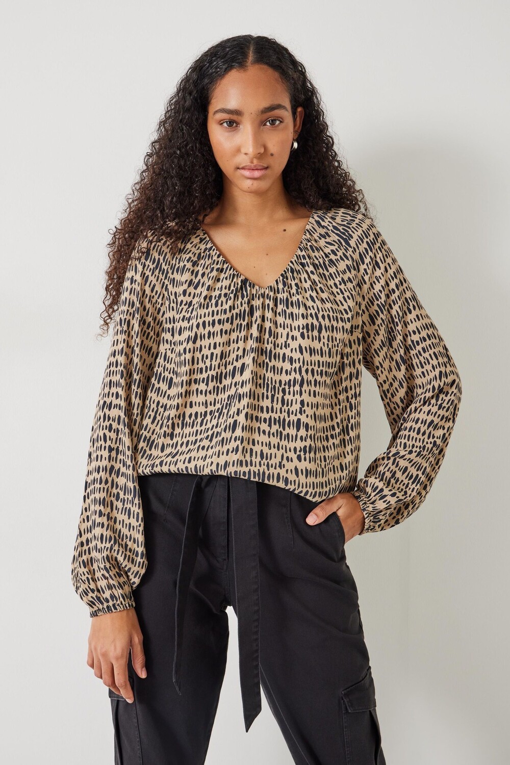 Блузка Elise с v-образным вырезом и принтом Hush, бежевый
Блузка Elise с v-образным вырезом и принтом Hush, бежевый