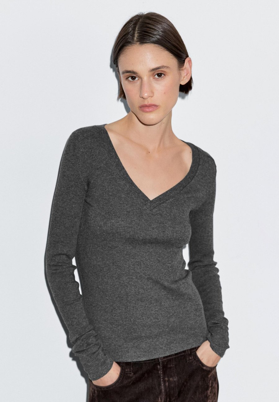 Топ Massimo Dutti V-NECK WITH LONG SLEEVES , Dark Grey
Топ Massimo Dutti V-NECK WITH LONG SLEEVES , Dark Grey