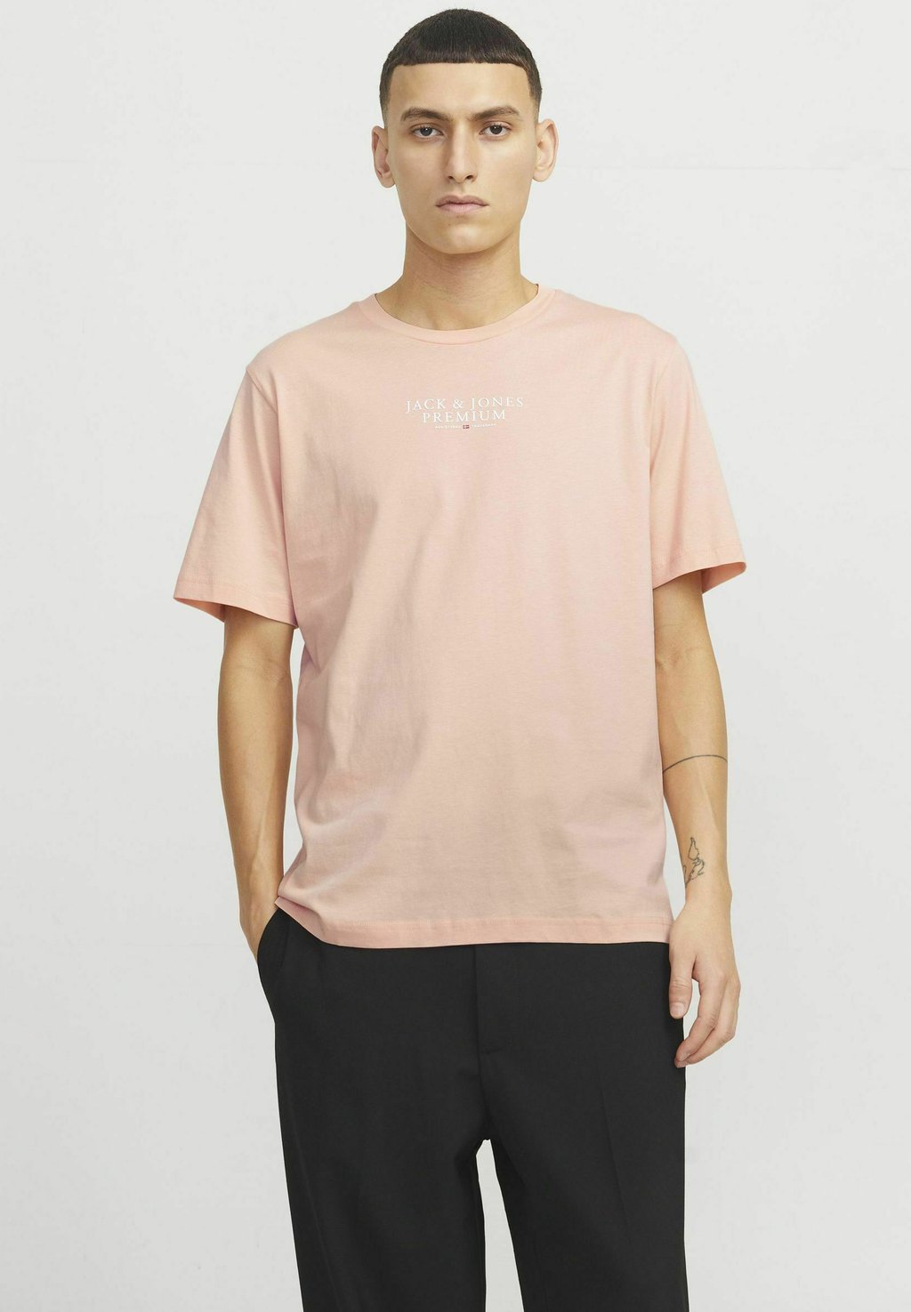 Футболка с принтом JPRBLUARCHIE SS CREW NECK NOOS Jack & Jones PREMIUM, коралловый
Футболка с принтом JPRBLUARCHIE SS CREW NECK NOOS Jack & Jones PREMIUM, коралловый