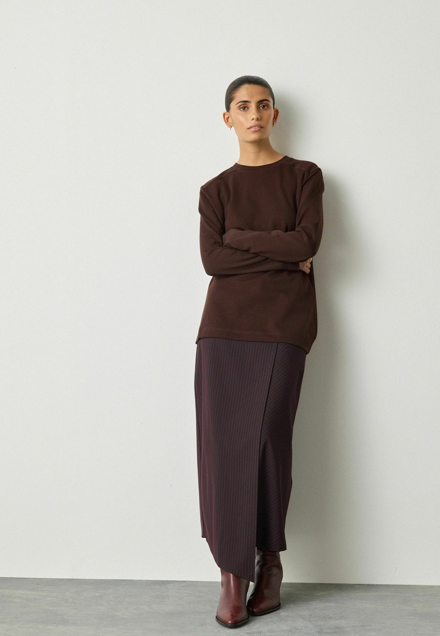Топ Next LONG SLEEVE HEAVYWEIGHT GRAPHIC REGULAR FIT, Chocolate Brown/Brown
Топ Next LONG SLEEVE HEAVYWEIGHT GRAPHIC REGULAR FIT, Chocolate Brown/Brown