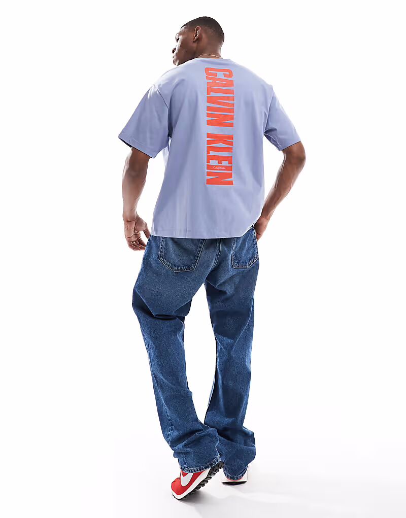 Футболка Calvin Klein Jeans с вертикальным принтом на спине в сине-красных тонах
Футболка Calvin Klein Jeans с вертикальным принтом на спине в сине-красных тонах