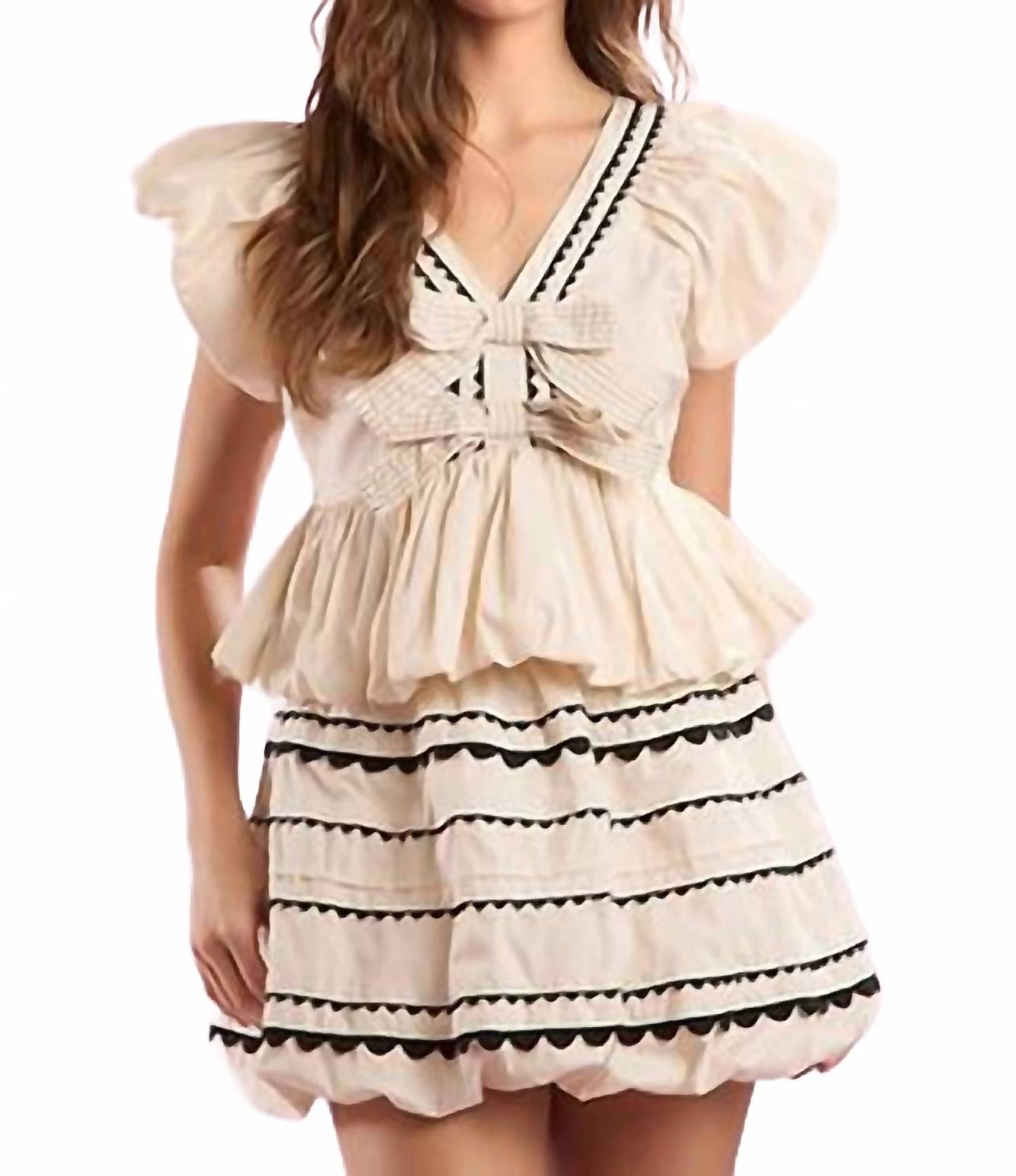 Поплиновая мини-юбка с волнистым подолом и рюшами в цвете айвори Peach Love, слоновая кость
Поплиновая мини-юбка с волнистым подолом и рюшами в цвете айвори Peach Love, слоновая кость