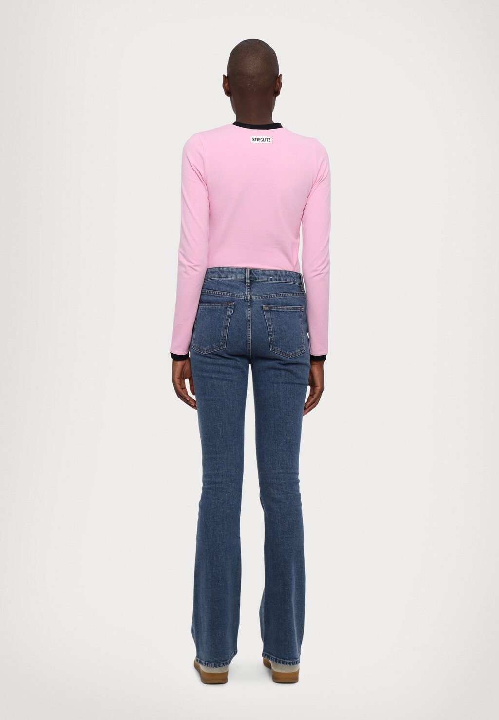 Расклешенные джинсы FARRAH CORE 3x1, темно-синий деним
Расклешенные джинсы FARRAH CORE 3x1, темно-синий деним