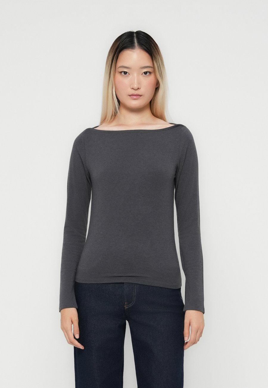 Топ ONLY ONLSIA BOATNECK BOX, Blackened Pearl/Black
Топ ONLY ONLSIA BOATNECK BOX, Blackened Pearl/Black