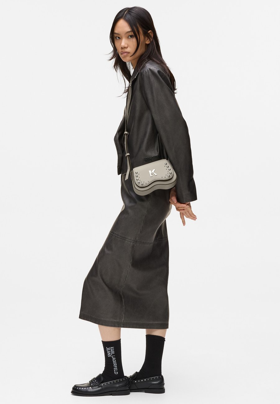 Сумка кросс-боди Karl Lagerfeld Jeans SUNGLASSES MINI, Moonstruck/Light Grey
Сумка кросс-боди Karl Lagerfeld Jeans SUNGLASSES MINI, Moonstruck/Light Grey