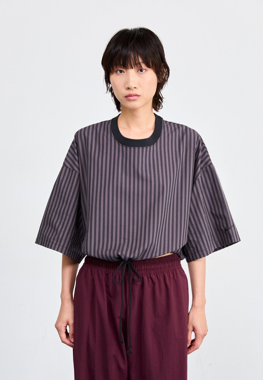 Блуза Nike Sportswear STRIPE BOXY, Black/Thunder Grey/Sail/Black
Блуза Nike Sportswear STRIPE BOXY, Black/Thunder Grey/Sail/Black