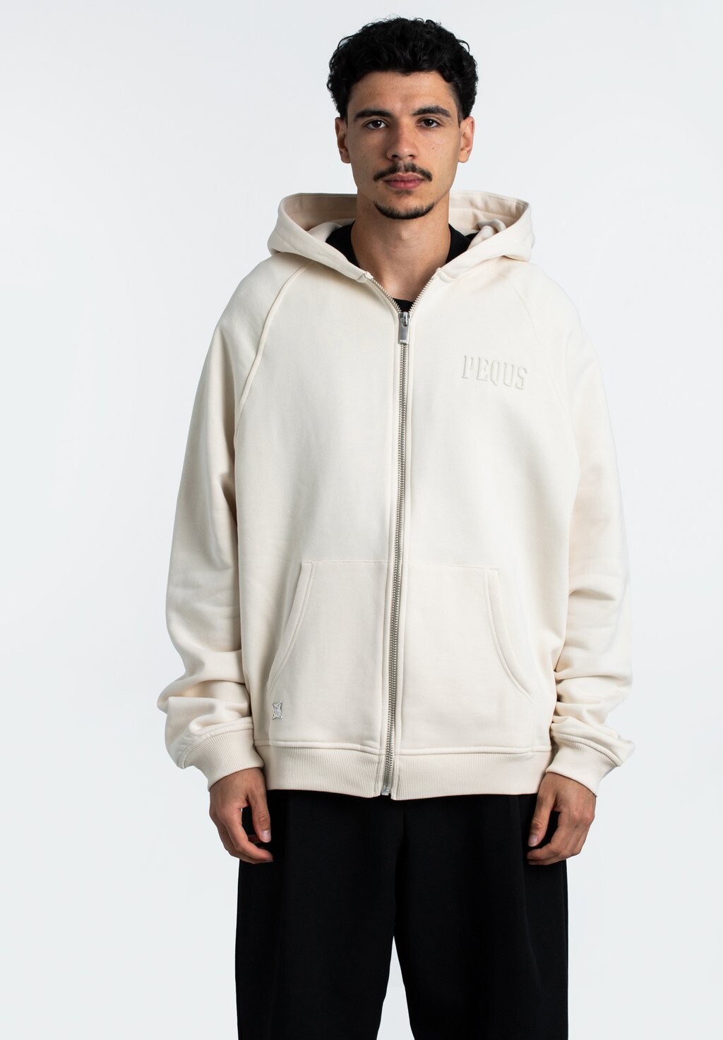 Толстовка на молнии Debossed Logo PEQUS, слоновая кость, Бежевый, Толстовка на молнии Debossed Logo PEQUS, слоновая кость
Толстовка на молнии Debossed Logo PEQUS, слоновая кость, Бежевый, Толстовка на молнии Debossed Logo PEQUS, слоновая кость