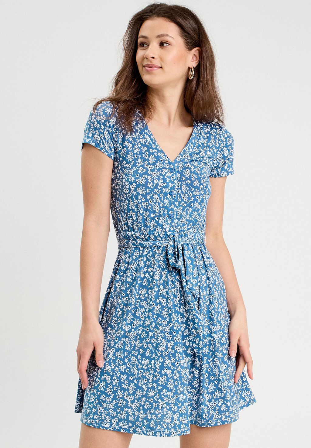 Платье из джерси SCHWINGENDES MIT KNÖPFEN Cache Cache, светло-голубой
Платье из джерси SCHWINGENDES MIT KNÖPFEN Cache Cache, светло-голубой