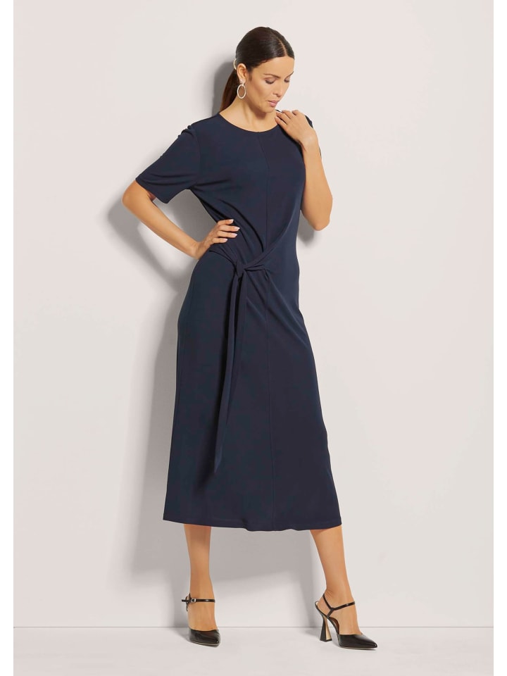 MADELEINE Платье с короткими рукавами и поясом, темно-синего цвета
MADELEINE Платье с короткими рукавами и поясом, темно-синего цвета