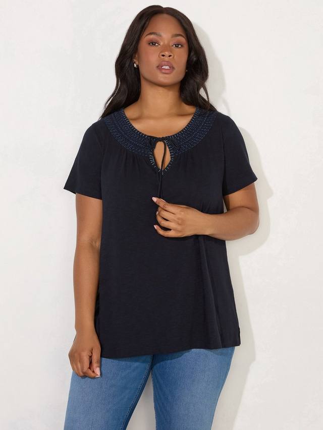 Вышитый гофрированный топ с горловиной Live Unlimited, синий
Вышитый гофрированный топ с горловиной Live Unlimited, синий