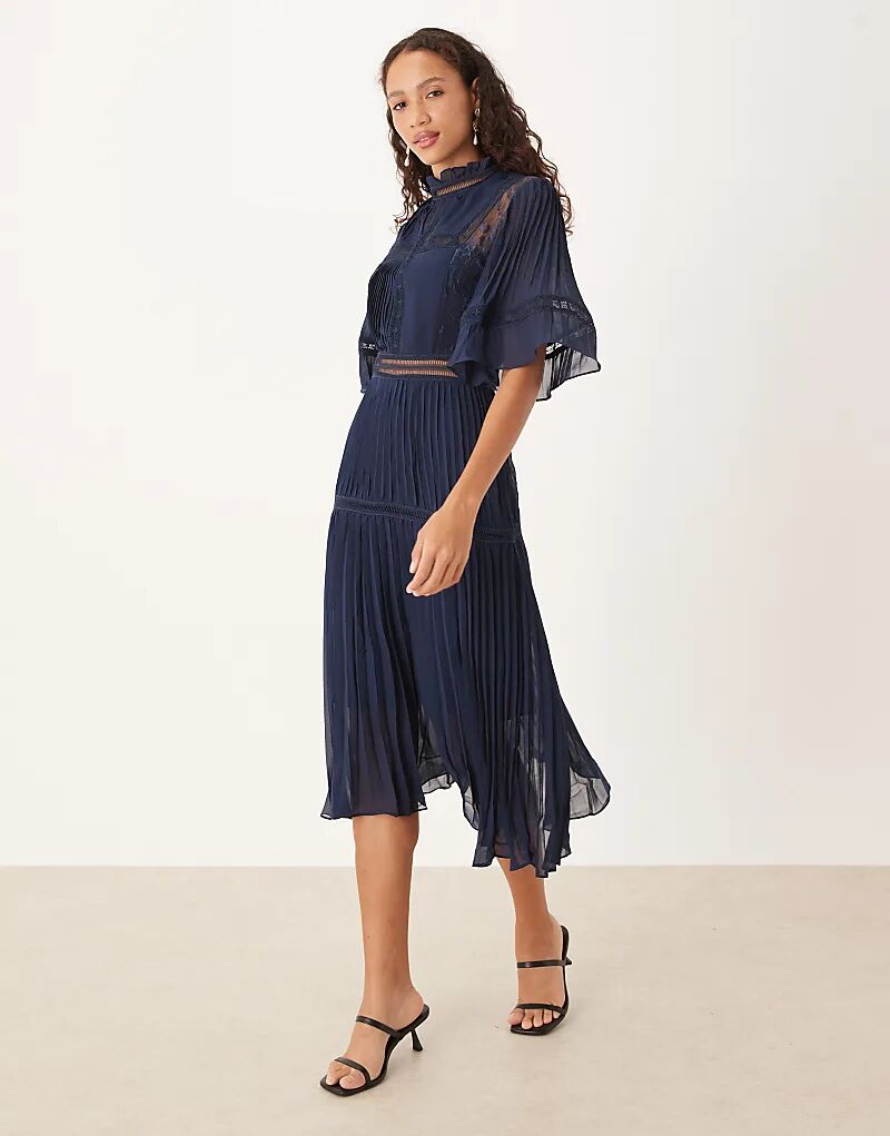 Платье миди True Decadence с плиссировкой темно-синего цвета
Платье миди True Decadence с плиссировкой темно-синего цвета