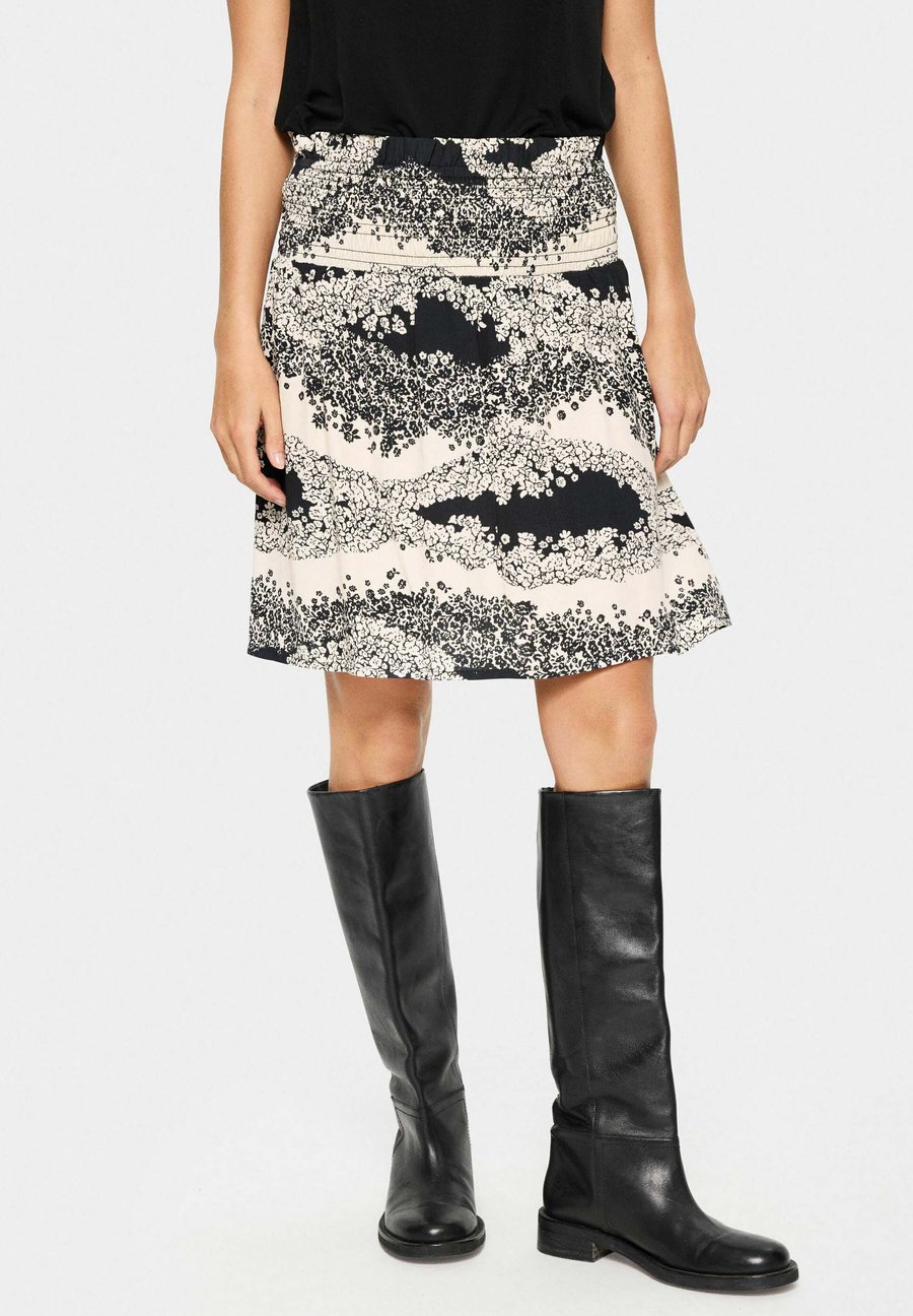 Юбка Saint Tropez ISELINSZ, Black Wavy Flowers/Black
Юбка Saint Tropez ISELINSZ, Black Wavy Flowers/Black