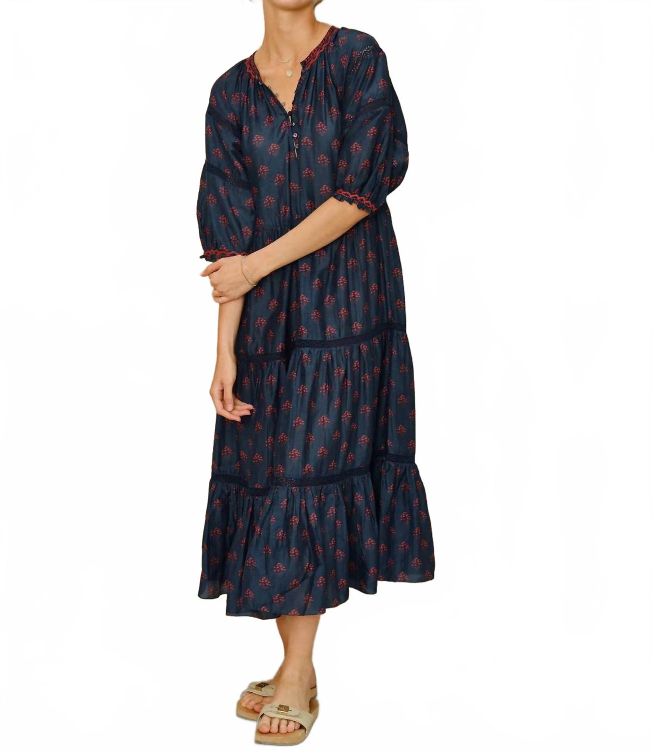 Линди макси-платье в цвете индиго M.A.B.E.
Линди макси-платье в цвете индиго M.A.B.E.