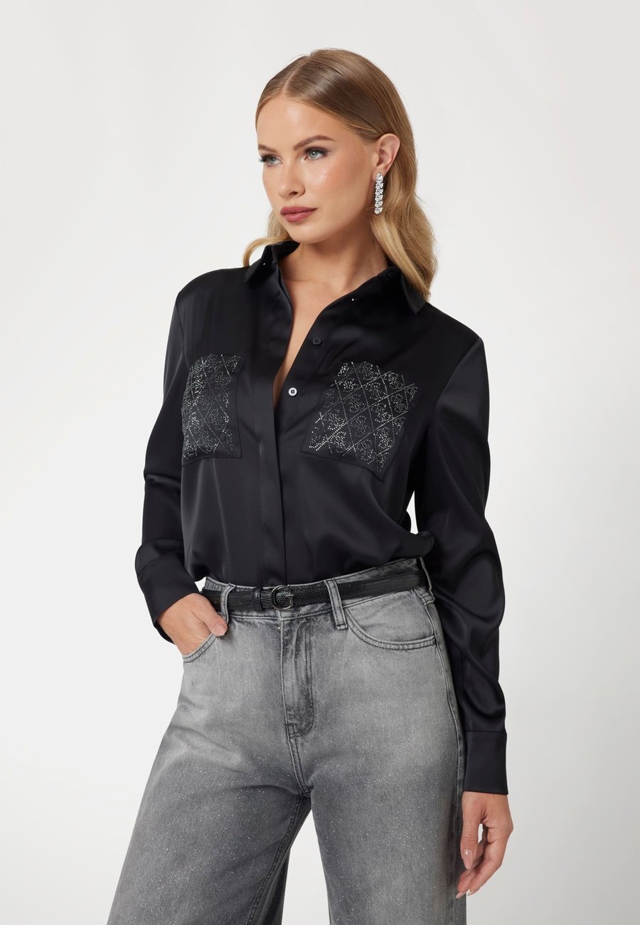 Блуза Guess MARGUERITE HOTFIX POKETS SHIRT, Schwarz/Black
Блуза Guess MARGUERITE HOTFIX POKETS SHIRT, Schwarz/Black