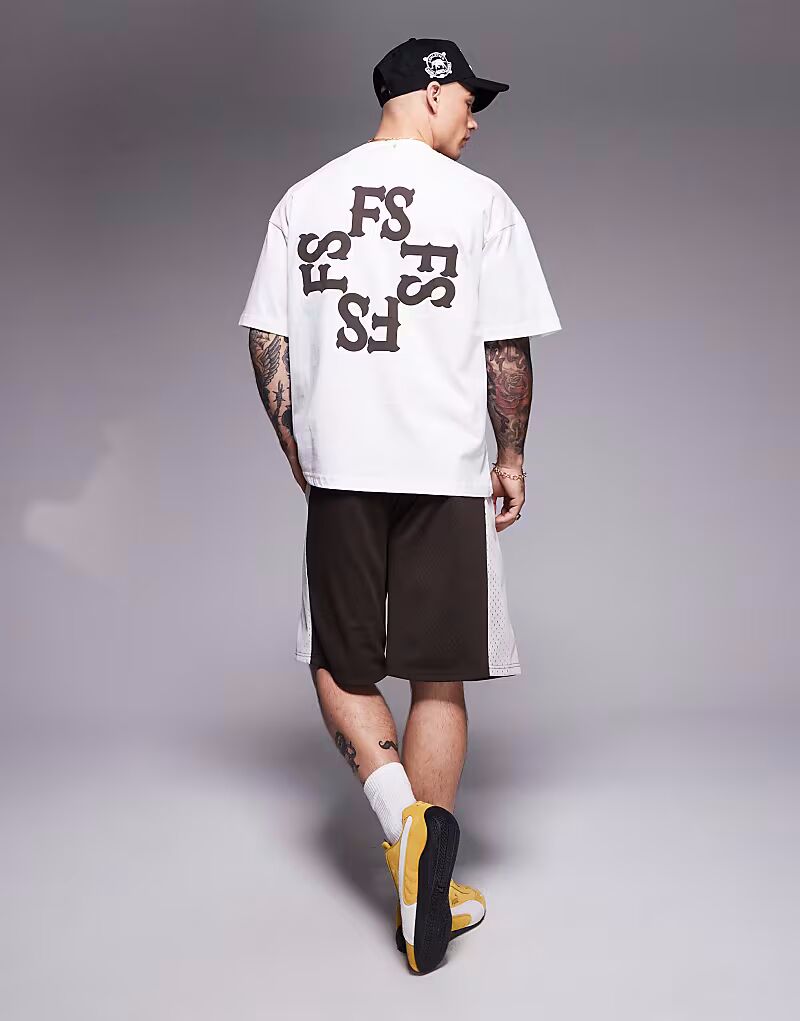 Футболка кремового цвета с монограммой на спине от Faded Store
Футболка кремового цвета с монограммой на спине от Faded Store