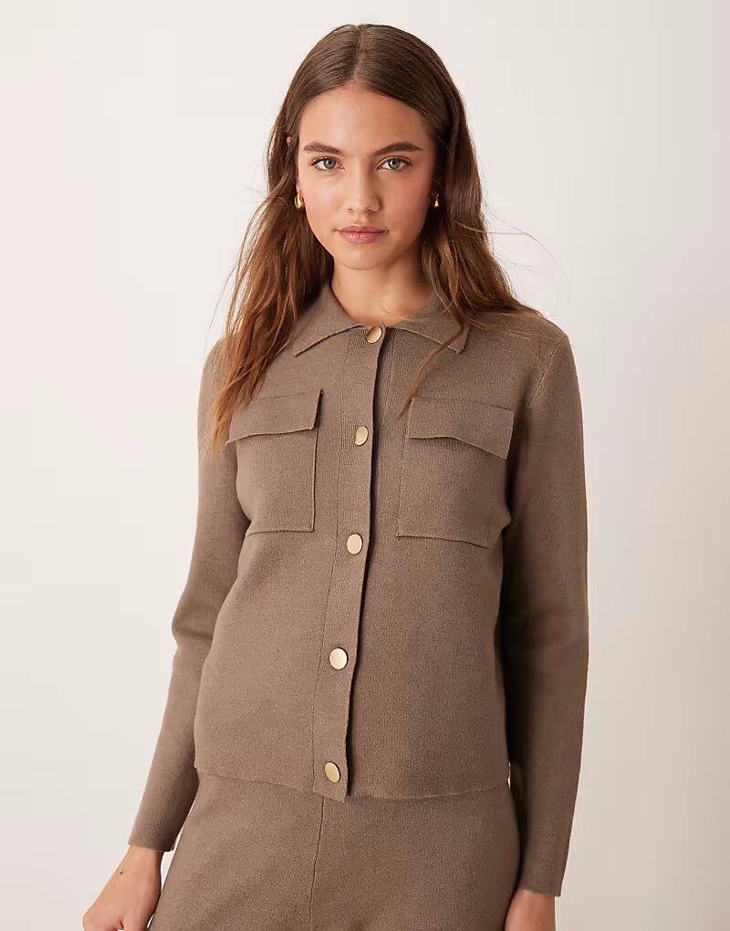 Рубашка Vila premium из структурированного трикотажа на пуговицах в цвете тауп
Рубашка Vila premium из структурированного трикотажа на пуговицах в цвете тауп