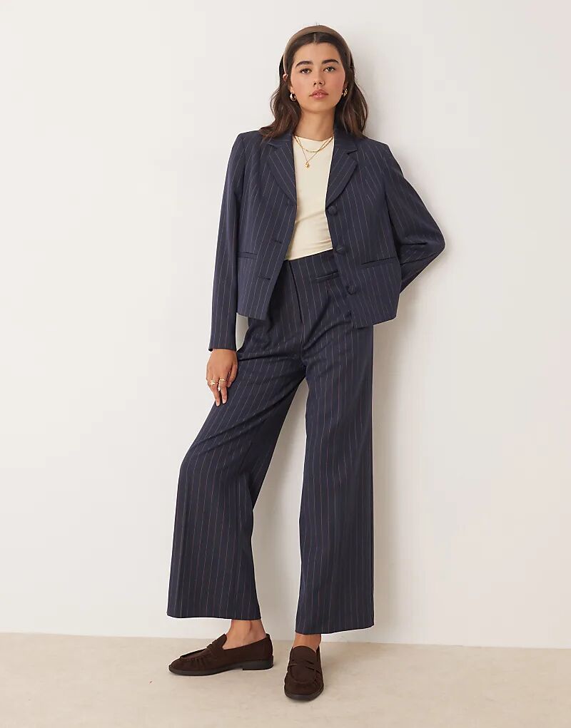 Брюки Miss Selfridge с высокой талией, сшитые на заказ, в тонкую тёмно-синюю полоску
Брюки Miss Selfridge с высокой талией, сшитые на заказ, в тонкую тёмно-синюю полоску