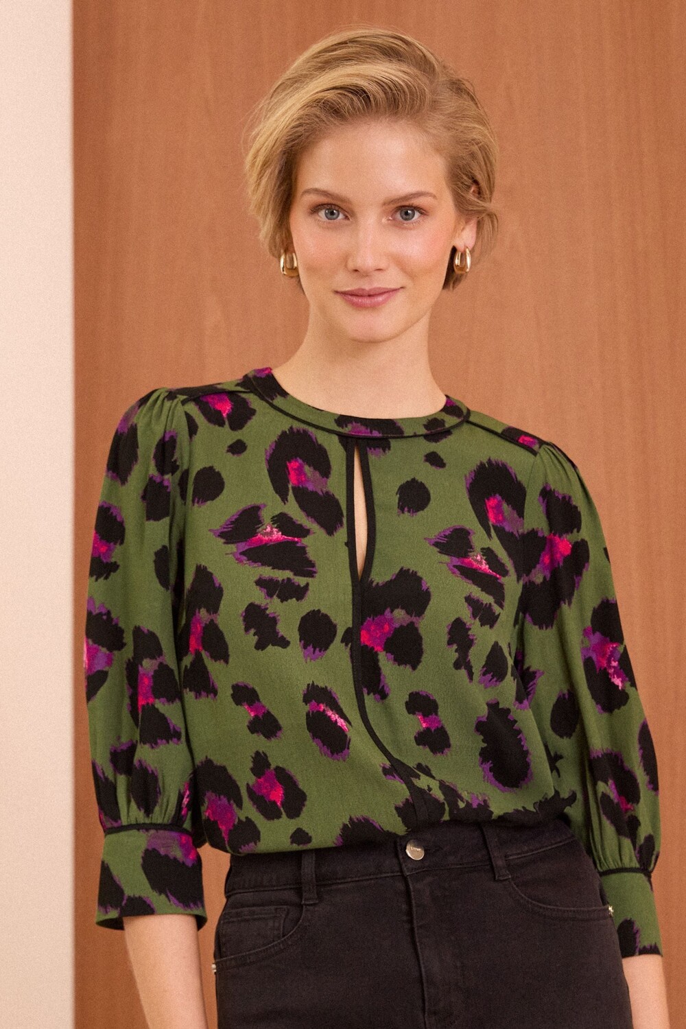 Блузка с круглым вырезом и длинными рукавами, украшенная анималистичным принтом Love & Roses, хаки
Блузка с круглым вырезом и длинными рукавами, украшенная анималистичным принтом Love & Roses, хаки