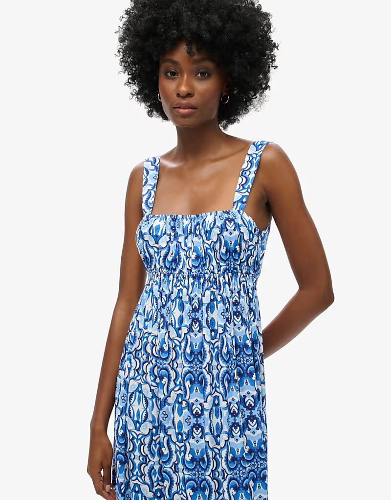 Платье макси Superdry с завязками на спине, с синим плиточным принтом
Платье макси Superdry с завязками на спине, с синим плиточным принтом