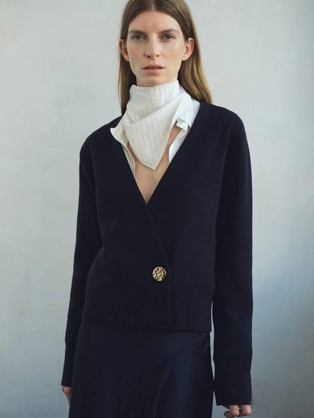 Кардиган Anita с V-образным вырезом Mango, Navy
Кардиган Anita с V-образным вырезом Mango, Navy