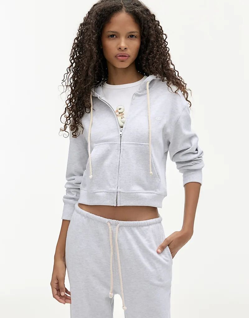 Толстовка с капюшоном на молнии Pull&Bear серого цвета
Толстовка с капюшоном на молнии Pull&Bear серого цвета