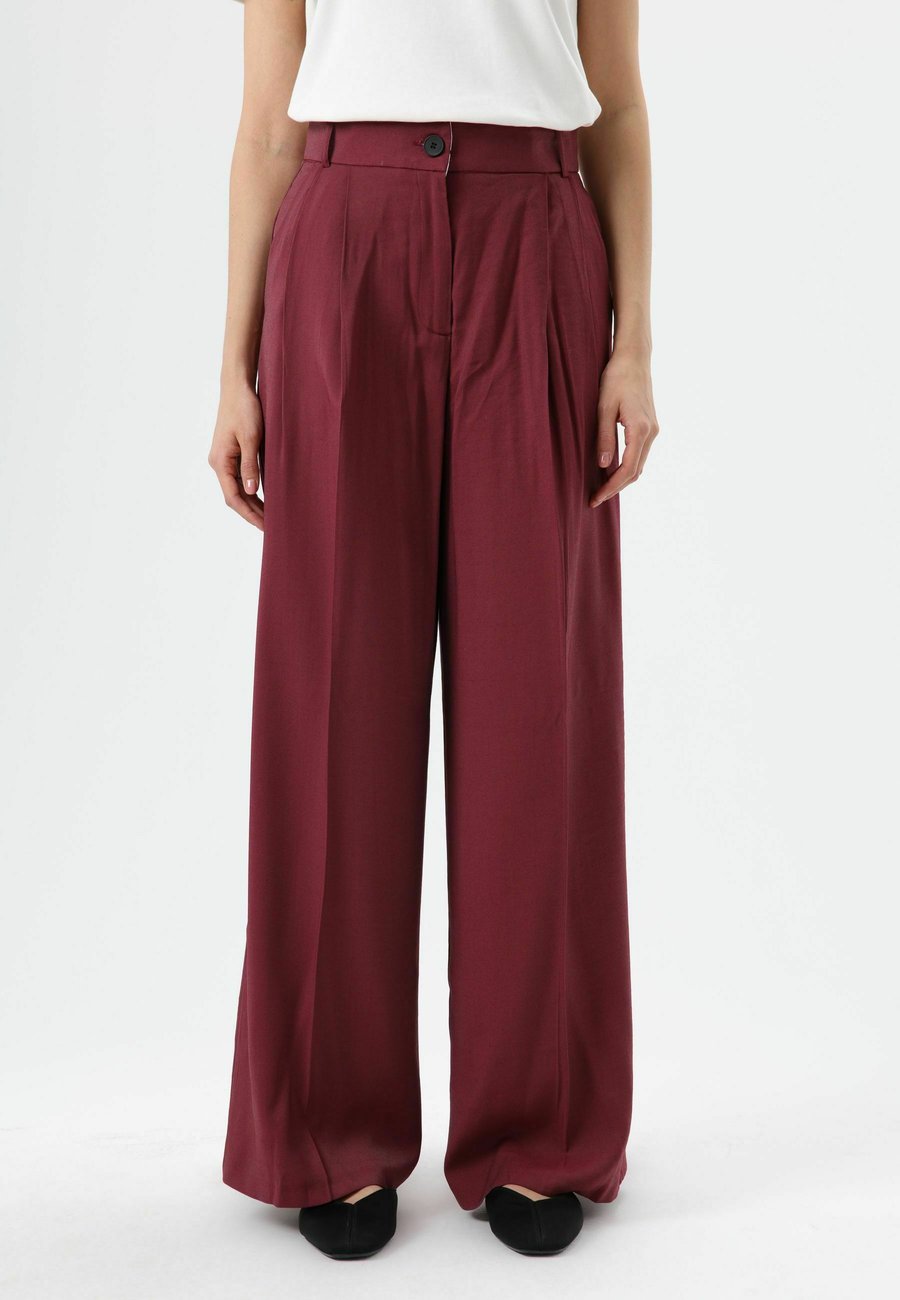 Брюки D.MoRo HIGH WAIST, Burgundy/Bordeaux
Брюки D.MoRo HIGH WAIST, Burgundy/Bordeaux