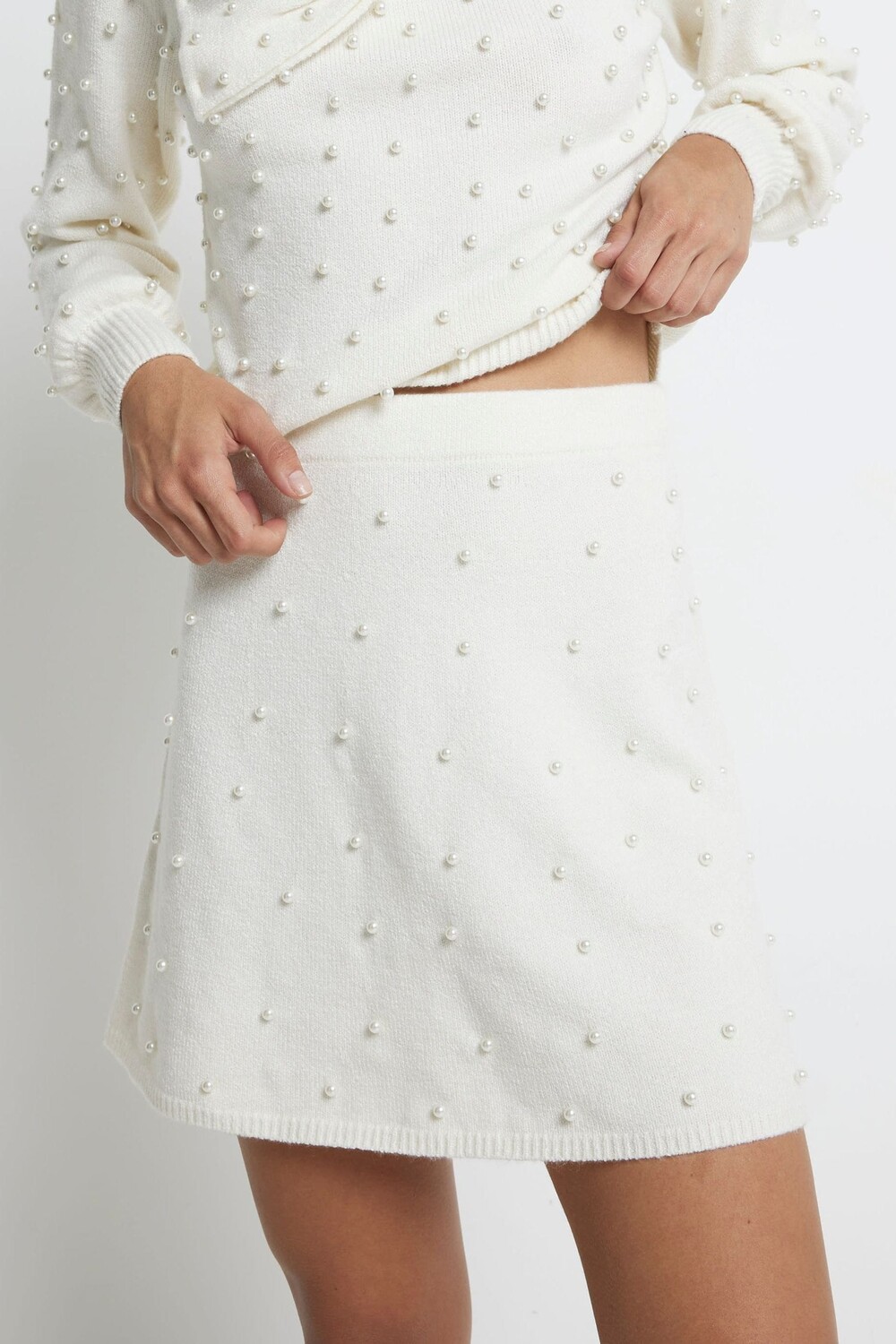 Расклешенная мини юбка с жемчужными вставками River Island, бежевый
Расклешенная мини юбка с жемчужными вставками River Island, бежевый