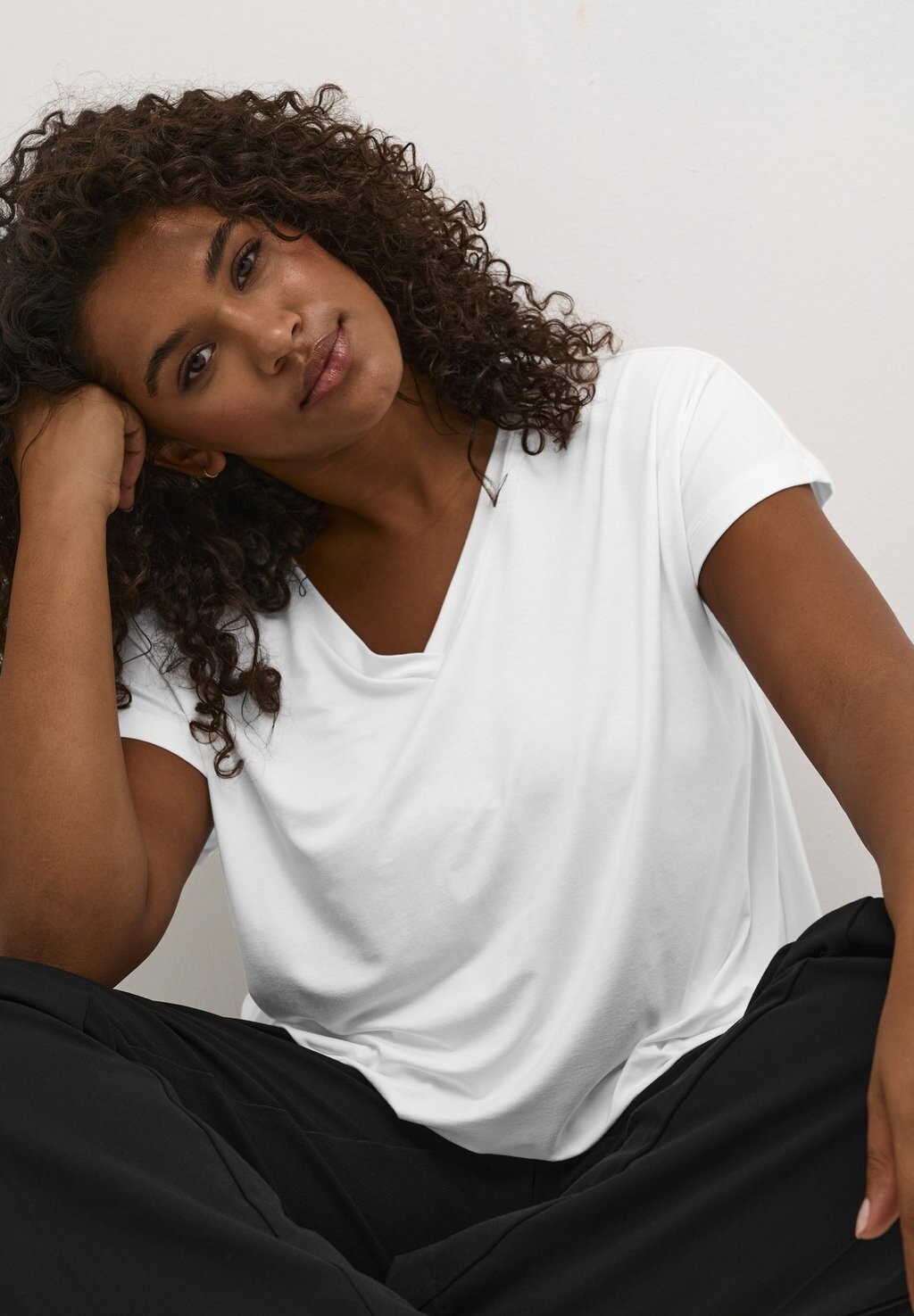 Базовая футболка JENA V-NECK Kaffe Curve, кремовый 
Базовая футболка JENA V-NECK Kaffe Curve, кремовый