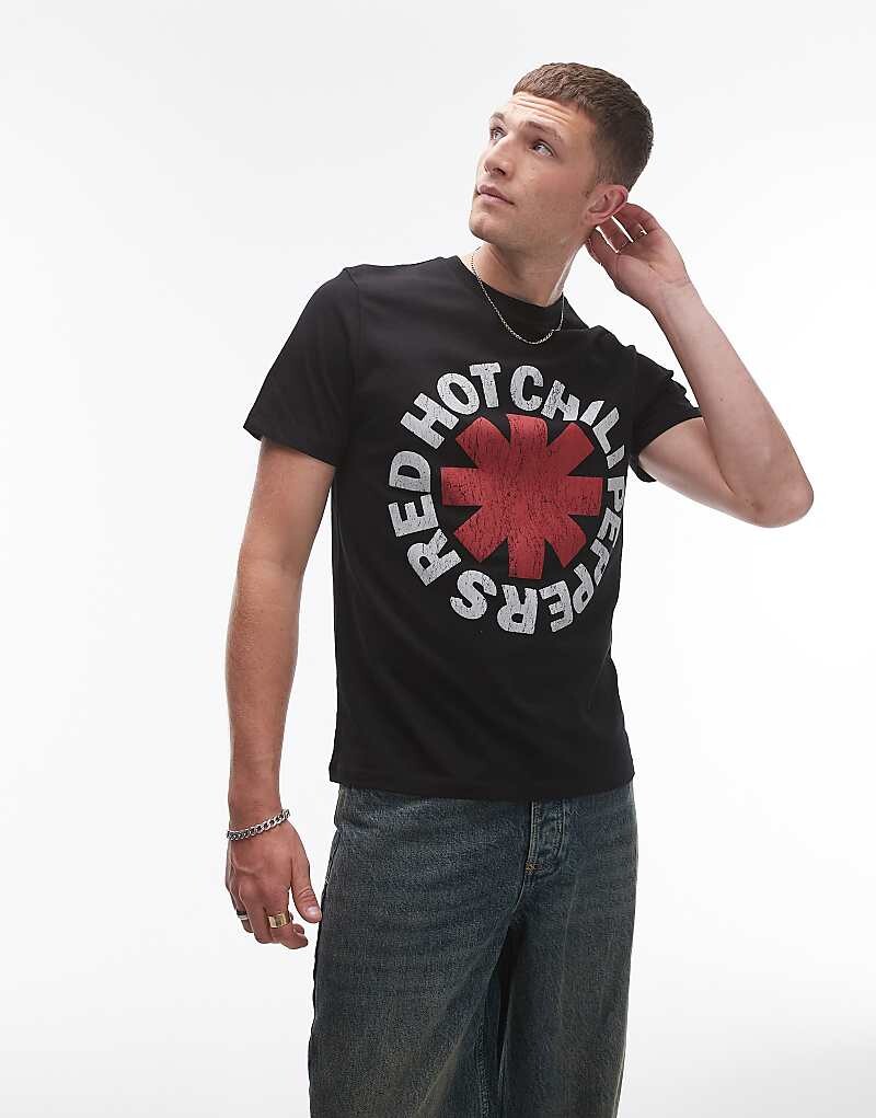 Topman – футболка обычного кроя черного цвета с мотивом Chilli Peppers
Topman – футболка обычного кроя черного цвета с мотивом Chilli Peppers
