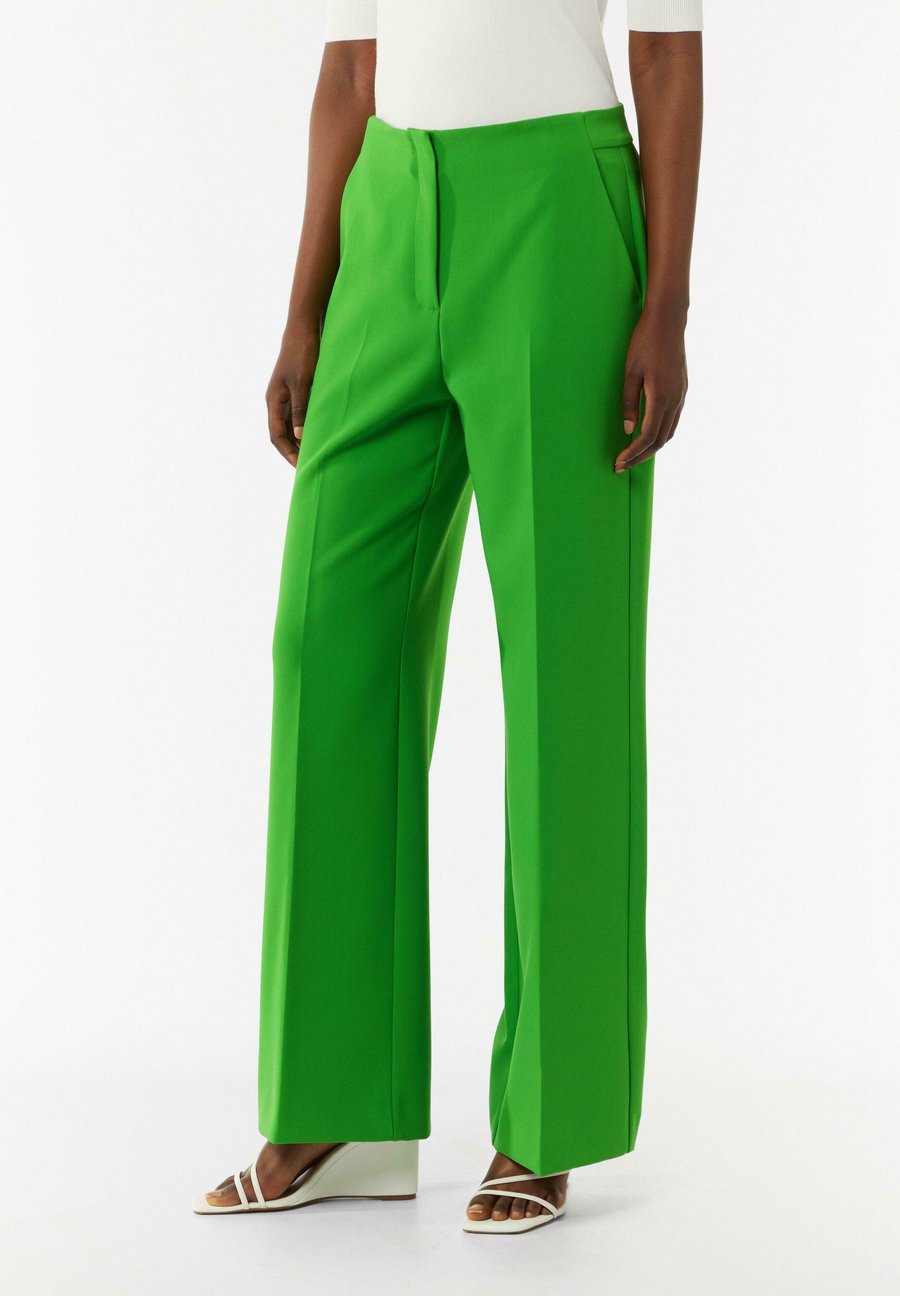 Брюки comma MARLENE MIT MITTELHOHEM BUND, Grün/Green
Брюки comma MARLENE MIT MITTELHOHEM BUND, Grün/Green