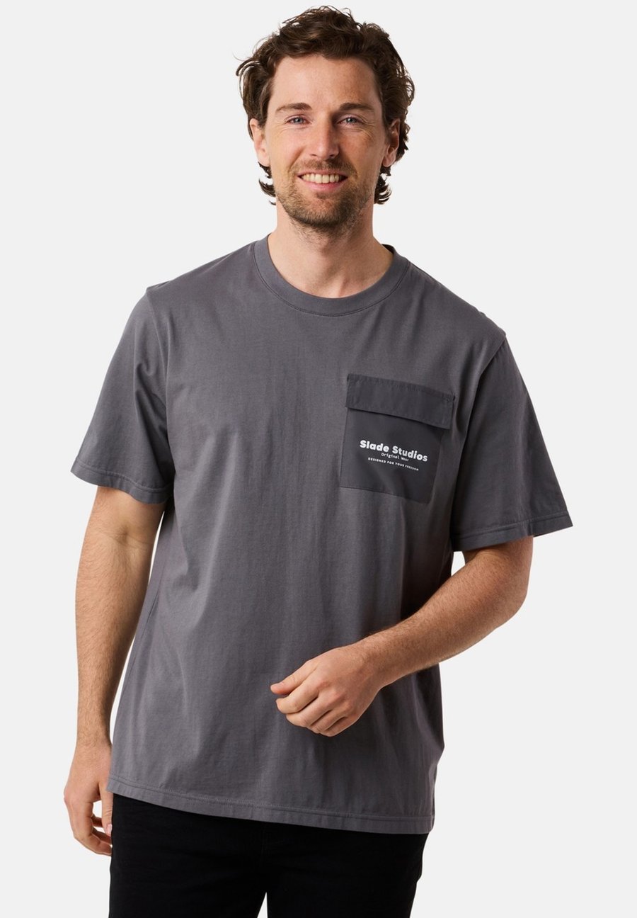 Футболка Slade POCKET TEE, Tea Grey/Grey, Серый, Футболка Slade POCKET TEE, Tea Grey/Grey
Футболка Slade POCKET TEE, Tea Grey/Grey, Серый, Футболка Slade POCKET TEE, Tea Grey/Grey