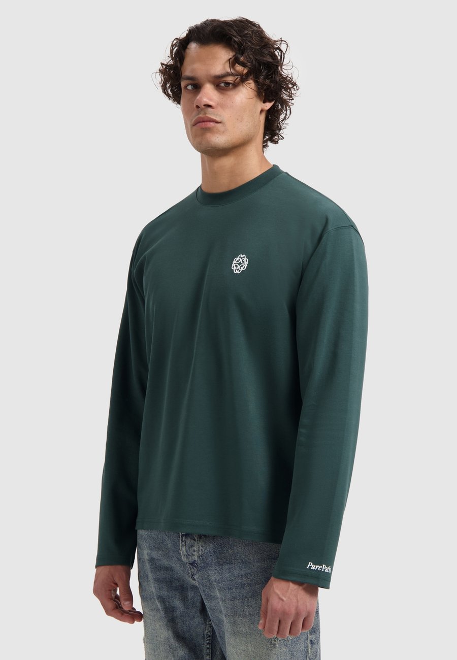 Топ Pure Path BOXY FIT CREWNECK LS, Dark Green
Топ Pure Path BOXY FIT CREWNECK LS, Dark Green