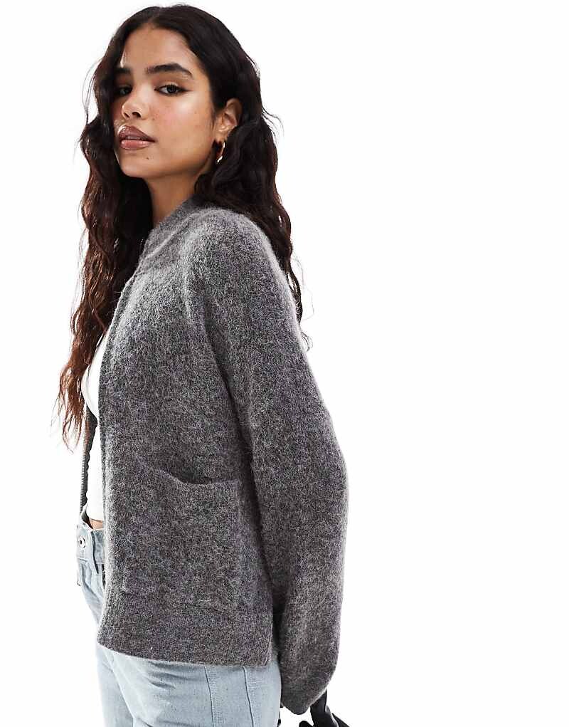 Selected Femme – Серый пушистый кардиган на молнии и карманах
Selected Femme – Серый пушистый кардиган на молнии и карманах