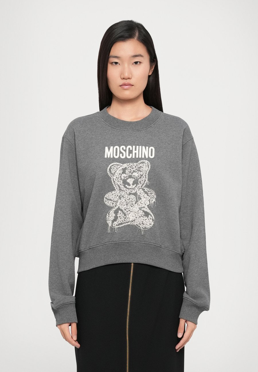 Толстовка MOSCHINO CREW NECK, Fantasia Grigio/Grey
Толстовка MOSCHINO CREW NECK, Fantasia Grigio/Grey