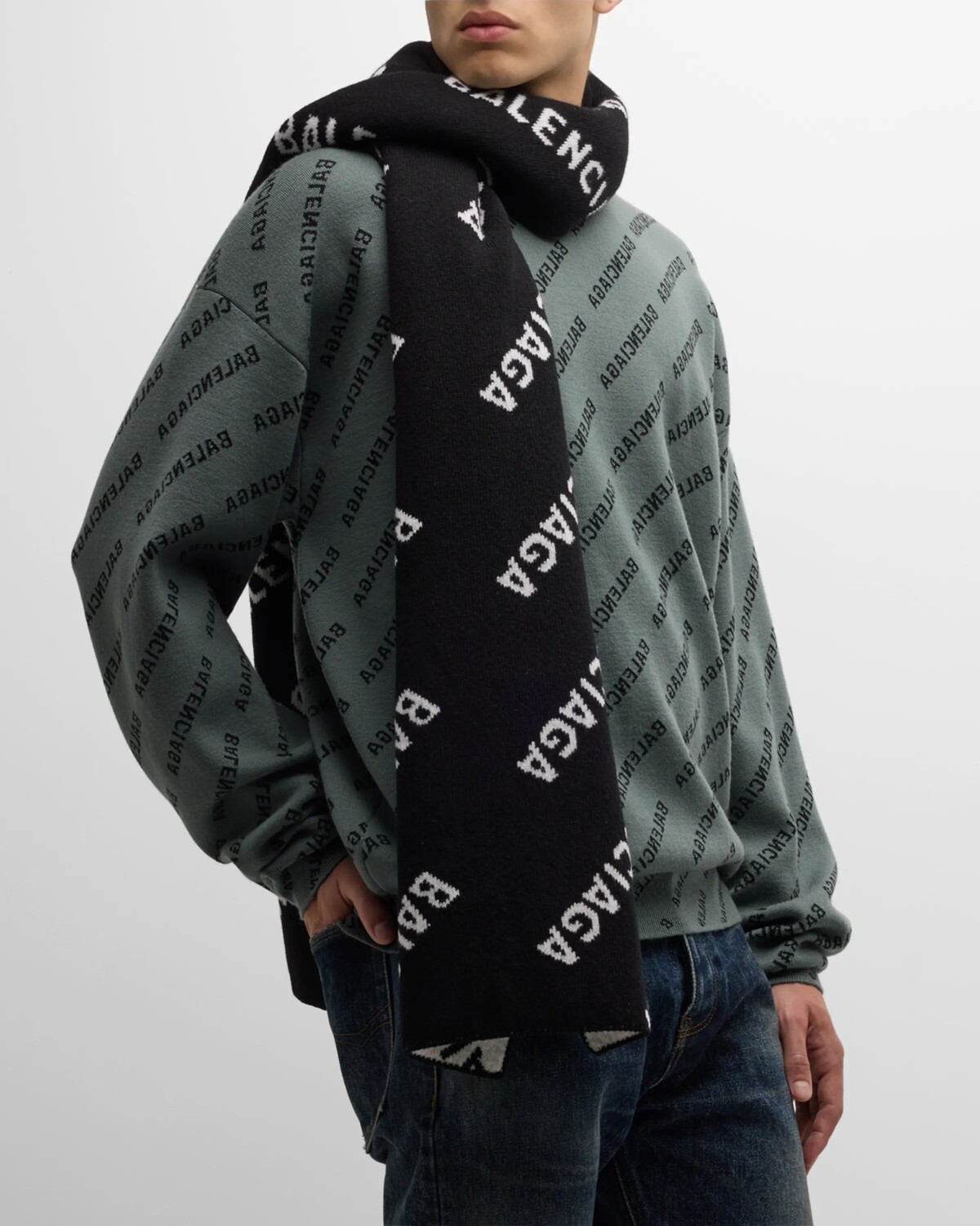Шарф с логотипом по всей поверхности Balenciaga, цвет 1070 Black/White
Шарф с логотипом по всей поверхности Balenciaga, цвет 1070 Black/White