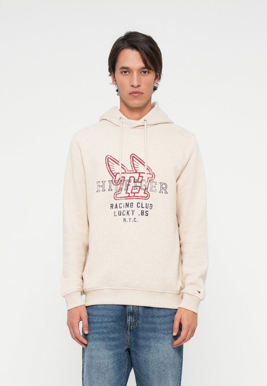Толстовка Tommy Hilfiger MODERN ATH GRAPHIC HOODY, Heathered Oatmilk/Off-White
Толстовка Tommy Hilfiger MODERN ATH GRAPHIC HOODY, Heathered Oatmilk/Off-White