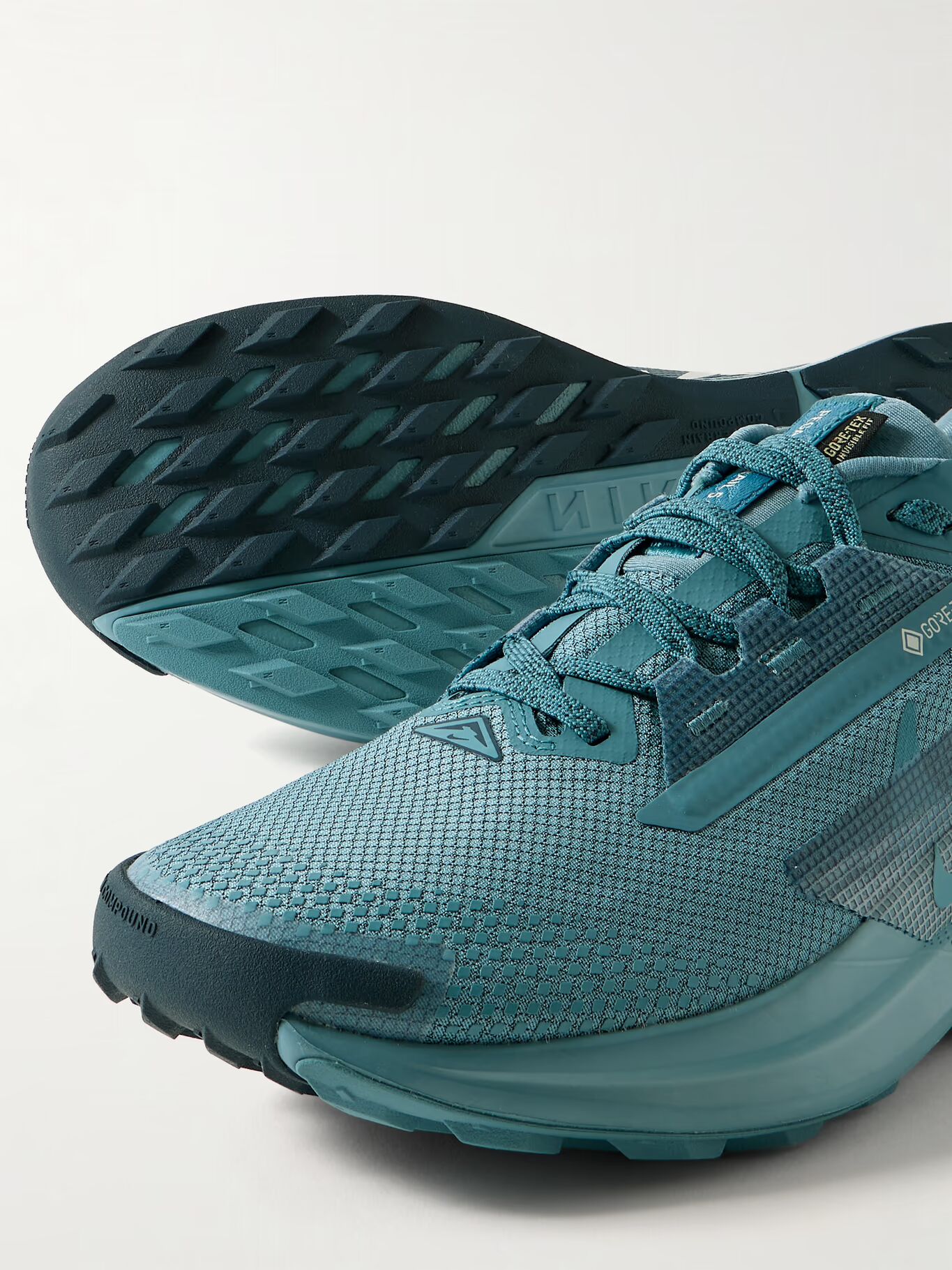 Кроссовки для бега Pegasus Trail 5 из эластичного джерси и резиновой отделки GORE-TEX NIKE RUNNING, синий
Кроссовки для бега Pegasus Trail 5 из эластичного джерси и резиновой отделки GORE-TEX NIKE RUNNING, синий