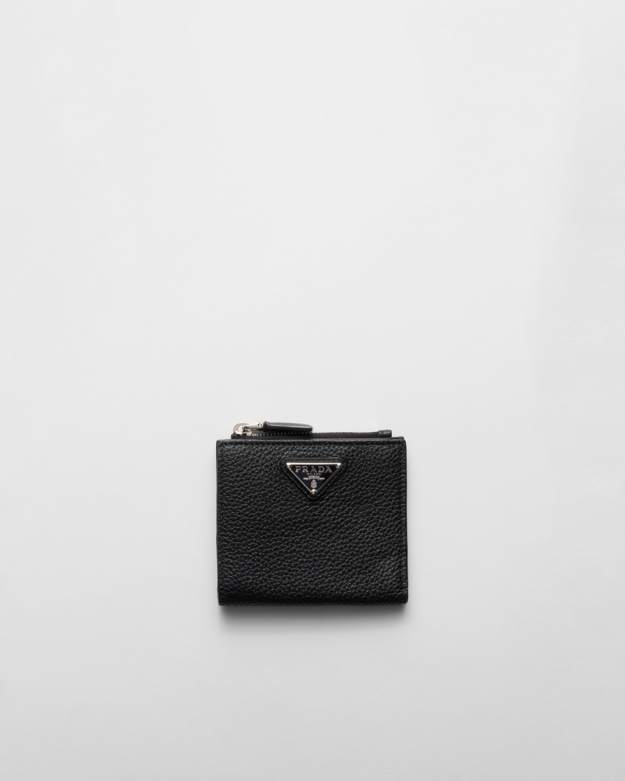 Маленький кожаный кошелек Prada, черный
Маленький кожаный кошелек Prada, черный