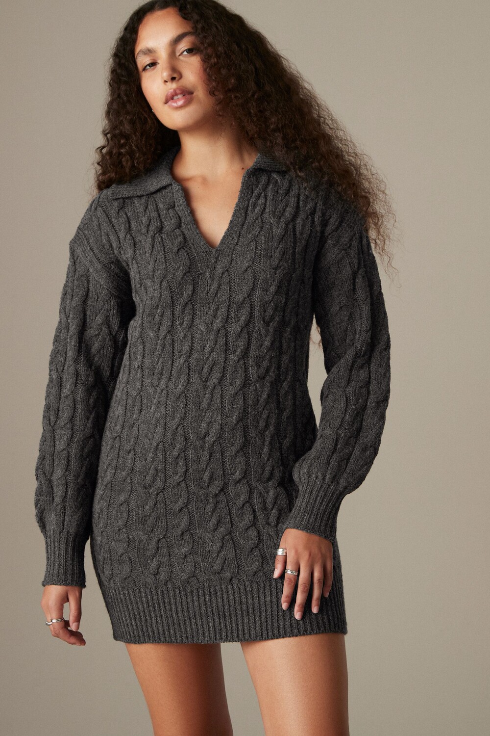 Короткое мини платье с V образным вырезом и длинными рукавами, связанное косами Next, серый
Короткое мини платье с V образным вырезом и длинными рукавами, связанное косами Next, серый