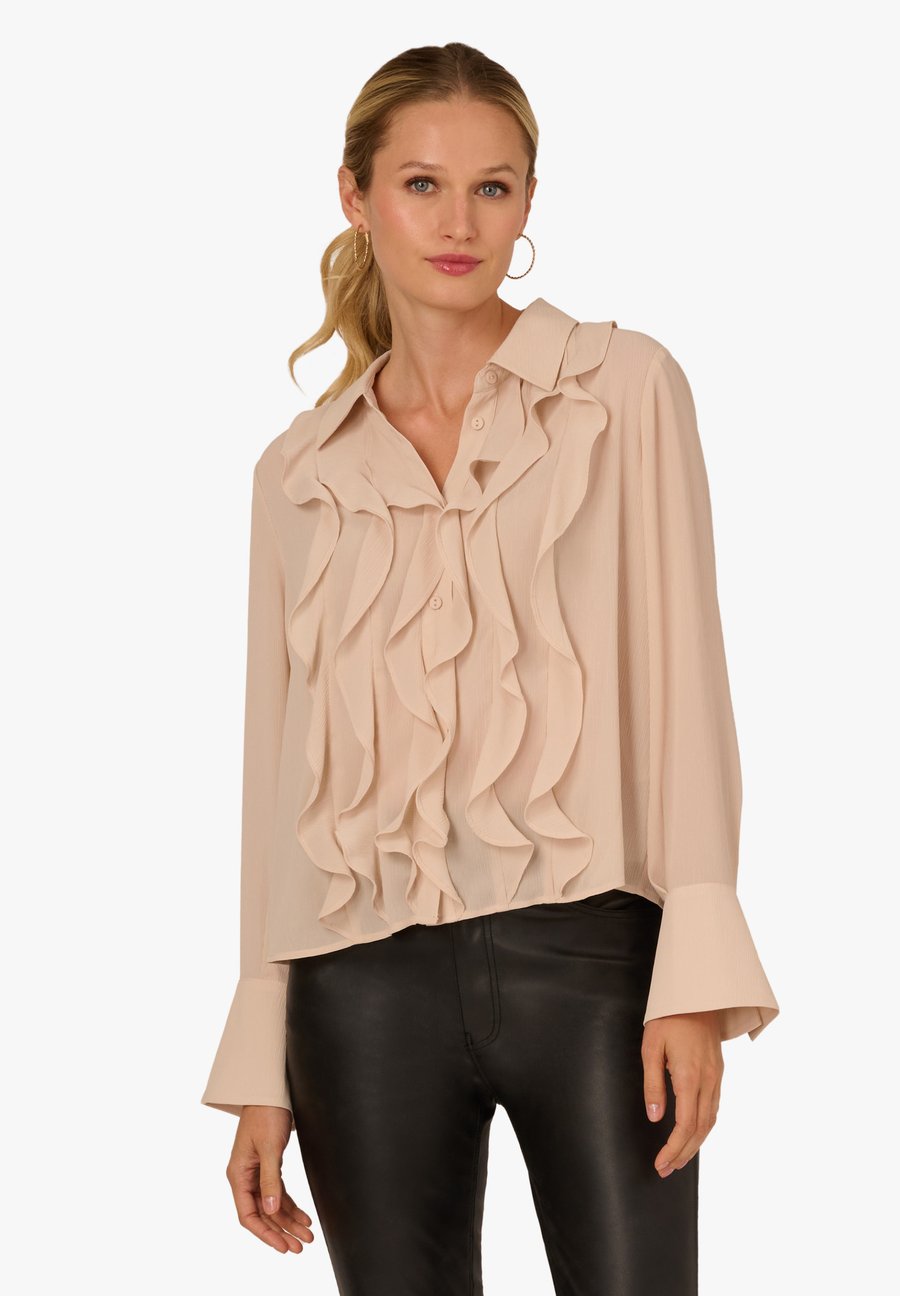 Блуза Adrianna Papell LONG SLEEVE RUFFLE FRONT , Champagne Blush/Beige
Блуза Adrianna Papell LONG SLEEVE RUFFLE FRONT , Champagne Blush/Beige