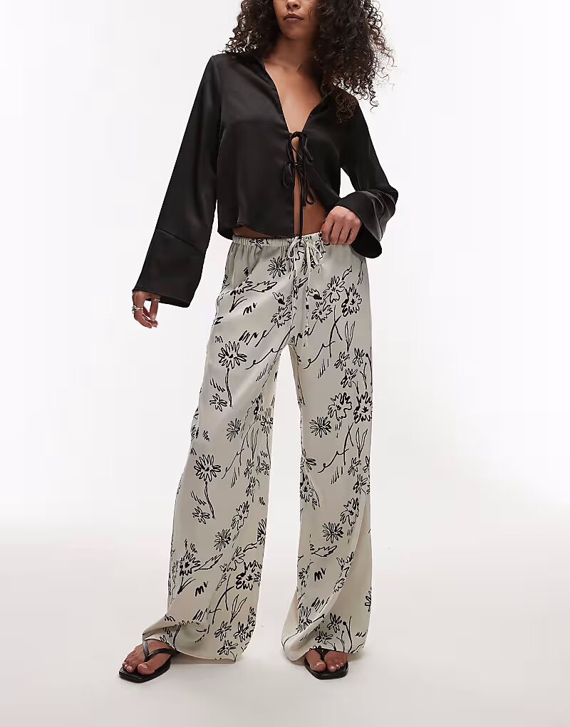 Черные брюки Topshop с завязками на резинке из атласа с цветочным узором
Черные брюки Topshop с завязками на резинке из атласа с цветочным узором