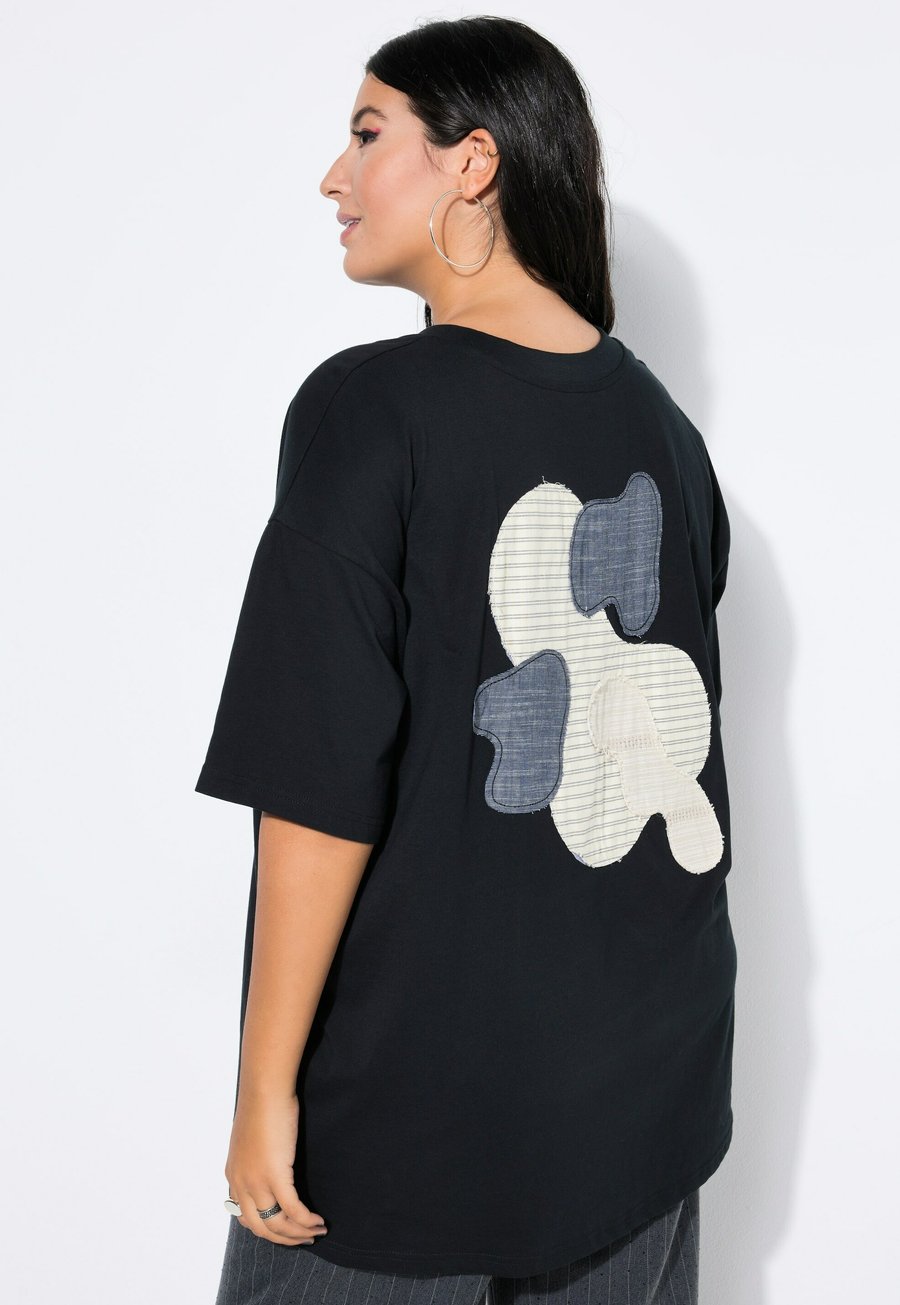 Футболка Studio Untold OVERSIZED, STATEMENT PRINT, RÜCKENPATCH, Black, Черный, Футболка Studio Untold OVERSIZED, STATEMENT PRINT, RÜCKENPATCH, Black
Футболка Studio Untold OVERSIZED, STATEMENT PRINT, RÜCKENPATCH, Black, Черный, Футболка Studio Untold OVERSIZED, STATEMENT PRINT, RÜCKENPATCH, Black