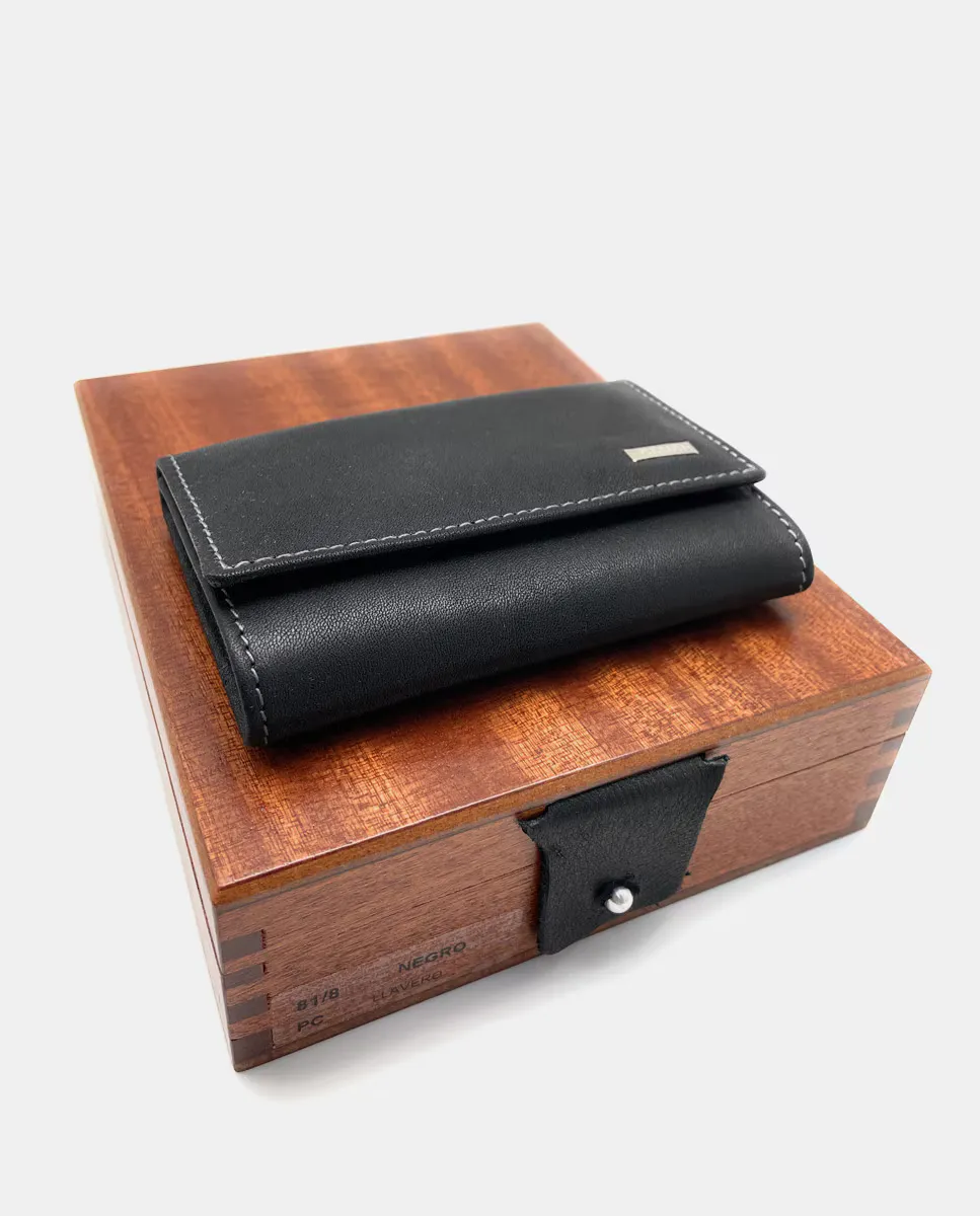 Черный кожаный брелок с восемью ключами Pielnoble
Черный кожаный брелок с восемью ключами Pielnoble